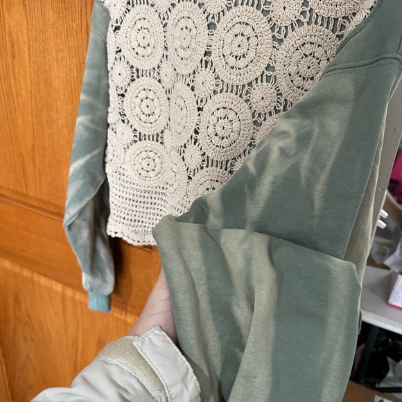 Gimmicks by BKE Green and Cream Crochet Sweatshirt - Picture 5 of 8
